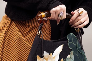 Σου αρέσουν τα κόκκινα νύχια; Βρήκαμε το εφέ που θα τα κάνει πιο σύγχρονα και sexy από ποτέ - εικόνα 2