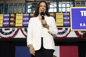 Η Αφροδίτη Λιάντου φόρεσε τα sneakers που ταιριάζουν τέλεια με φορέματα, φούστες και παντελόνια