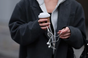 Η γήινη απόχρωση στο μανικιούρ που ταιριάζει με όλα και θα λατρέψεις στο ρεβεγιόν - εικόνα 2