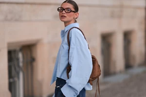 Αυτό το χυτό mocha mousse φόρεμα είναι το staple του καλοκαιριού και θα το βρεις με μόλις 15,59 ευρώ