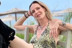 "Όταν γινόμαστε ένα με τη φύση" | Η Εβελίνα Παπούλια ποζάρει με το μικροσκοπικό της μπικίνι και μάς δείχνει τις τέλειες αναλογίες της