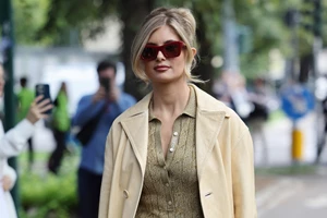 Αυτή η cropped suede καμπαρντίνα από τη Stradivarius είναι το τέλειο μεταβατικό πανωφόρι για την άνοιξη