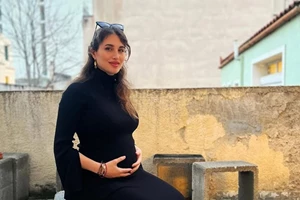 Παυλίνα Βουλγαράκη | Εναλλακτικό baby shower στο εξοχικό με body painting και λουλούδια λίγο πριν γεννήσει - εικόνα 2