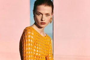 5 στιλιστικές συμβουλές για να δημιουργήσεις τα πιο κομψά looks στις βόλτες σου στα σοκάκια του νησιού - εικόνα 2