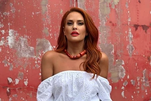 Σίσσυ Χρηστίδου | Με σέξι μαύρο μπικίνι πάνω στη σανίδα του surf