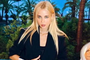 Η Δούκισσα Νομικού φόρεσε ένα μαύρο φόρεμα με cut outs στο κόκκινο χαλί του Φεστιβάλ Καννών