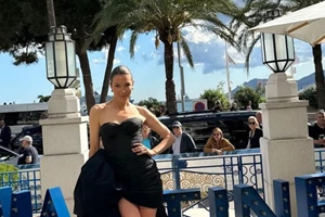 Η Δούκισσα Νομικού φόρεσε ένα μαύρο φόρεμα με cut outs στο κόκκινο χαλί του Φεστιβάλ Καννών - εικόνα 6