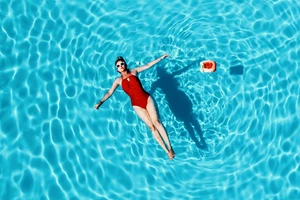 Τα plus size μαγιό που θα αναδείξουν με τον πιο κομψό τρόπο τις καμπύλες σου