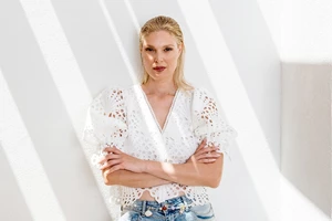 Made in Greece | Η Ελένη Μενεγάκη με το ιδανικό εμπριμέ μπικίνι για γυναίκες με μεγάλο στήθος - εικόνα 5