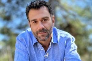 Τάσος Ιορδανίδης | Βουτιές με τα παιδιά του στην πισίνα του ξενοδοχείου που μένει στην Κάρυστο