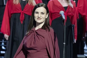 Εντυπωσιακή η Καρυοφυλλιά Καραμπέτη στην πρεμιέρα της ταινίας "Φόνισσα"