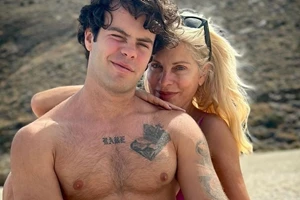 Με ξανθό ίσιο μαλλάκι και μαρινιέρα | Η Ελένη Μενεγάκη φωτογραφίζει τη μικρή Μαρίνα, αγκαλιά με τον Άγγελο Λάτσιο