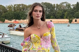 Αμαλία Κωστοπούλου | Ποζάρει με το μαγιό της σε πολυτελή πισίνα ξενοδοχείου στην Ελλάδα