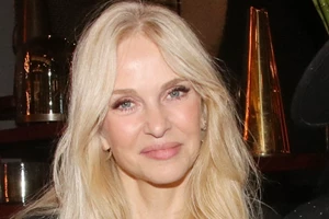 Η Μαρί Κωνσταντάτου με το απόλυτο πανωφόρι της άνοιξης | Μαζί με τον Γιάννη Κεντ στο θέατρο - εικόνα 3