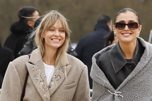 Αυτή η καφέ τσάντα-σάκος από τη Zara είναι το αξεσουάρ που πρέπει να κάνεις δώρο στον εαυτό σου για τη νέα χρονιά