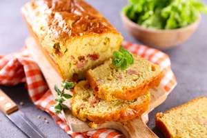 Πανεύκολο αφράτο κέικ χωρίς μίξερ | Η συνταγή του Άκη Πετρετζίκη που πρέπει να δοκιμάσεις