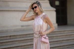 Αυτό το red wine φόρεμα από τη Stradivarius είναι ιδανικό για να φορέσεις σε μια βάφτιση τον Σεπτέμβριο - εικόνα 3