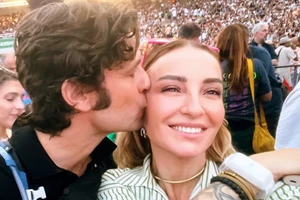 "Στα 7 χρόνια ή χωρίζεις ή παντρεύεσαι" | Οι αδημοσίευτες φωτογραφίες από τον boho γάμο της Ρούλας Ρέβη και του Aποστόλη Τότσικα