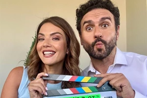 "Το Σόι Σου" | Όταν ο Μελέτης Ηλίας & η Βάσω Λασκαράκη πόζαραν αγκαλιά με τις κόρες τους στο θέατρο