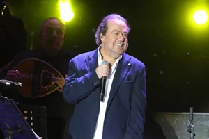 Γιάννης Πάριος | Η σπάνια φωτογραφία με τις εγγονές και τη σύντροφό του - εικόνα 2