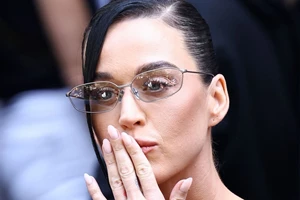 Αυτό κι αν ήταν άβολο | Η Katy Perry πέταξε την πιστωτική της κάρτα στην Φοντάνα Ντι Τρέβι για να κάνει ευχή