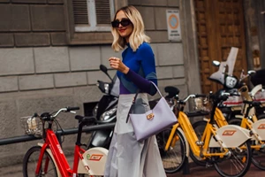 Το τζιν "καμπάνα" από το Pull & Bear που κολακεύει κάθε σωματότυπο - εικόνα 2