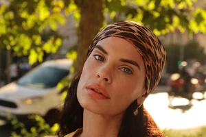 Χριστίνα Μπόμπα | Σου δείχνει πώς να πετύχεις τα τέλεια ελαφρώς σπαστά μαλλιά - εικόνα 2