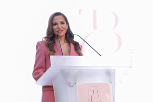 Εριέττα Κούρκουλου Λάτση - Βύρων Βασιλειάδης | Το κινηματογραφικό φιλί στην πιο καλλιτεχνική γειτονιά του Λονδίνου