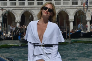 Η Αθηνά Οικονομάκου προτείνει το έξυπνο styling tip για τις βραδινές εξόδους του καλοκαιριού - εικόνα 2