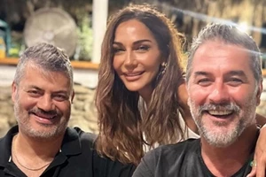 Δέσποινα Βανδή και Βασίλης Μπισμπίκης αγκαλιά στην Κρήτη