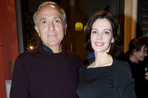 Ο Γιάννης Νταλιάνης με τη Μαριλίτα Λαμπροπούλου και τις κόρες τους στην κηδεία του Κώστα Νταλιάνη - εικόνα 5