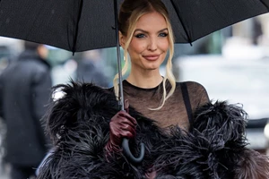 Φέτος τον χειμώνα, ξέχνα τα κλασικά κασκόλ | Αυτό το αξεσουάρ φορούν οι fashionistas