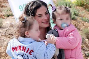 Χριστίνα Μπόμπα | Φωτογραφίζει τις δίδυμες στο τεράστιο μπαλκόνι του σπιτιού τους