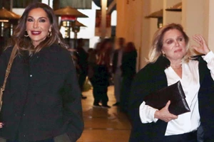 Couple goals για Δέσποινα Βανδή και Βασίλη Μπισμπίκη | Με ταιριαστό look στην πρεμιέρα του ηθοποιού