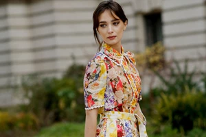 Ετοιμάζεσαι για πασχαλινή εξόρμηση; Η Χριστίνα Μπόμπα φόρεσε το πιο άνετο και κομψό travel look