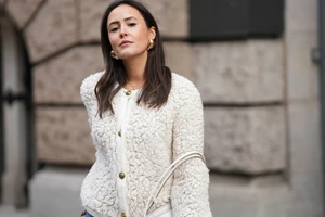 Αν δυσκολεύεσαι να κάνεις layering αυτή η Zara κομψή ζακέτα θα σου λύσει τα χέρια - εικόνα 2