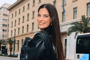 Χριστίνα Μπόμπα | Με skater φούστα και πλεκτό πουλόβερ στο πρώτο look της άνοιξης