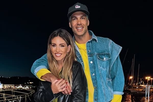 Αθηνά Οικονομάκου | Αγκαλιά με την κούκλα κόρη της στην παράσταση χορού της - εικόνα 2