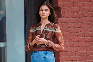 Καμπαρντίνα + loafers | 3 + 1 looks που κάνουν το chic spring dressing να μοιάζει εύκολο