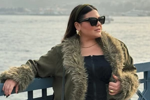 Η Δανάη Μπάρκα με το floral κοστούμι που λίγες θα τολμούσαν να φορέσουν