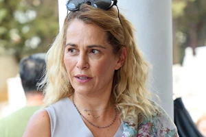 Τζένη Μπότση | Με black and white σύνολο σε βραδινή της έξοδο - εικόνα 2