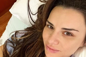 Ελένη Τσολάκη | Ανοίγει το σπίτι της και μιλάει για το πρόβλημα υγείας που την έστειλε στο χειρουργείο