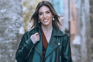 Ο πανεύκολος τρόπος για να πετύχεις μπούκλες με την πρέσα ισιώματος σύμφωνα με την Αθηνά Οικονομάκου