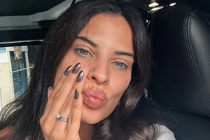 Η Χριστίνα Μπόμπα μας δείχνει τα φυσικά και ατίθασα μαλλιά της