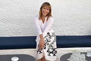 Η Μάρα Ζαχαρέα στο μεγαλύτερο ερευνητικό κέντρο του κόσμου | Με τέλειο outfit στο CERN