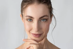 3 λόγοι να προσθέσεις έναν ορό υαλουρονικού οξέος στη ρουτίνα σου -ακόμη κι αν χρησιμοποιείς ισχυρότερα ενεργά συστατικά