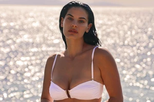 Η Κλέλια Ανδριολάτου χαλαρώνει στο μπαλκόνι με το μαγιό της και είναι ο ορισμός της καλοκαιρινής ραστώνης - εικόνα 2