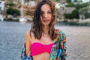 Μικρό κοριτσάκι με κοντά καστανόξανθα μαλλάκια | Η Κατερίνα Γερονικολού σε παιδική ηλικία