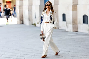 Αυτά τα καφέ πέδιλα με πλεκτή πλατφόρμα κοστίζουν μόλις 35,95 ευρώ και θα ορίσουν τα θερινά σου looks