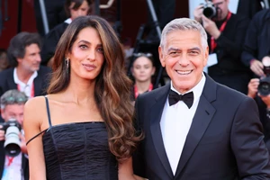 Το beauty look της Amal Clooney στη Βενετία από τον Δημήτρη Γιαννέτο | Όλα τα προϊόντα που χρησιμοποίησε - εικόνα 2